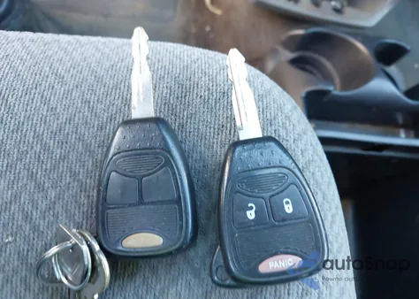 2006 Chrysler Town & Country from USA, damaged, VIN 1A4GP45R06B739675